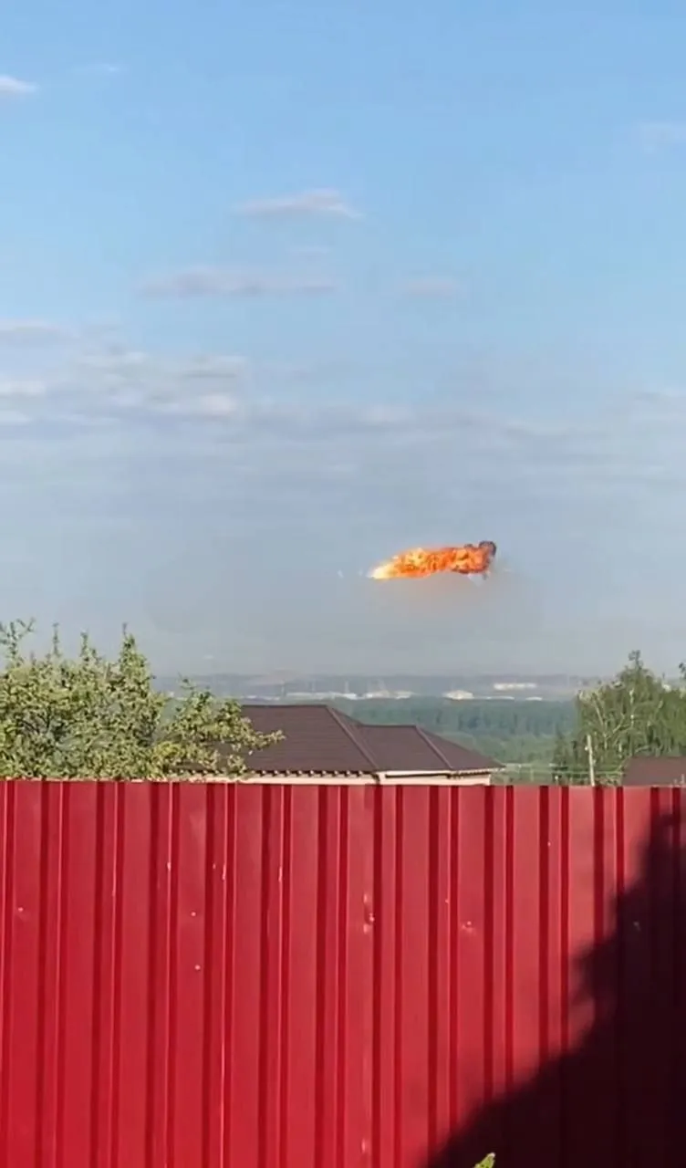 Кстово Нижегородской области с самого утра подвергается массированному налёту украинских БПЛА Идёт активная работа по их нейтрализации В связи с повышенной угрозой атаки БПЛА сегодня школьников Кстовского района перевели на дистанционное обучение Мэр города попросил по возможности не отправлять детей в детские сады Если её нет то в садах будет организована работа дежурных групп Просьба соблюдать осторожность Работает ПВО