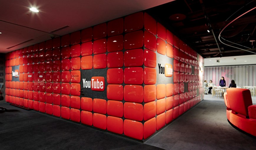 YouTube начнёт выявлять несовершеннолетних пользователей в США при помощи ИИ. Система будет использовать данные об активности и возрасте учётной записи и позволит автоматически применять ограничения к пользователям младше 18 лет vc.ru/services/2128359
