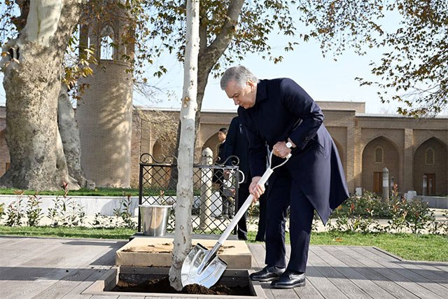Президент Узбекистана ознакомился с ходом реконструкции комплекса Махдума Азама Президент Узбекистана Шавкат Мирзиёев посетил городское поселение Дахбед Акдарьинского района Самаркандской области чтобы ознакомиться с ходом работ по реконструкции комплекса Махдума Азама English O zbek tilida Ўзбек тилида На русском iOS Android