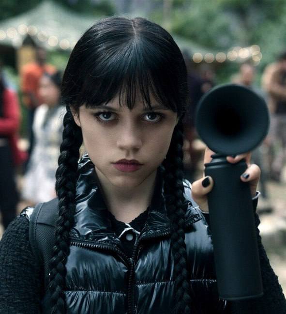 Сериал “Уэнсдей” официально продлили на третий сезон ещё до релиза второго. В новом интервью об этом рассказал режиссер Тим Бертон и исполнительница главной роли Дженна Ортега. Премьера второй части состоится уже совсем скоро — 6 августа!