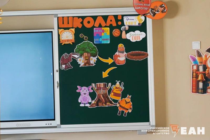 Челябинский депутат Госдумы Яна Лантратова предлагает доплачивать учителям по тысяче рублей за каждого лишнего ученика Она вместе с коллегами по фракции внесла в Госдуму соответствующий законопроект Педагоги работающие в переполненных классах должны получать дополнительную выплату не менее 1000 рублей за каждого ученика сверх установленной нормы Сегодня норма 25 учеников в классе а на практике их часто 30 35 и даже больше Учитель вынужден проверять на десятки работ больше тратить в разы больше сил на дисциплину индивидуальную работу эмоциональную поддержку пояснила свою позицию Яна Лантратова Подписаться на канал ЕАН Челябинск