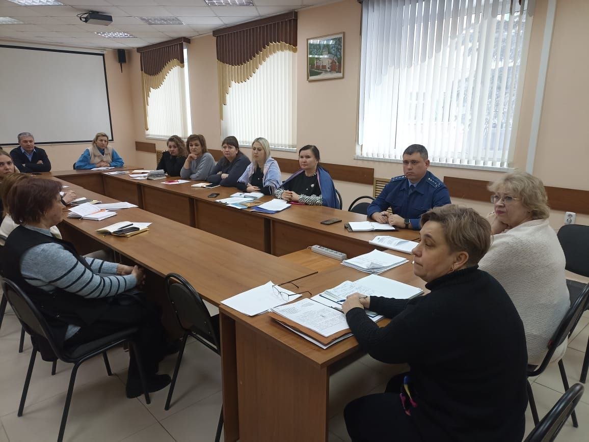 Помощник прокурора Ульяновского района Тимофеев М.С. принял участие в заседании комиссии по делам несовершеннолетних и защите их прав при администрации МО «Ульяновский район».    В ходе мероприятия особое внимание уделено вопросам эффективности работы органов и учреждений профилактики безнадзорности и правонарушений несовершеннолетних по предупреждению вовлечения подростков в совершение преступлений и иных антиобщественных действий, а также профилактики совершения противоправных деяний законными представителями детей.    Представитель надзорного ведомства потребовал от руководителей профильных органов обеспечить реализацию всех необходимых мер, организовав систематическое надлежащее взаимодействие.