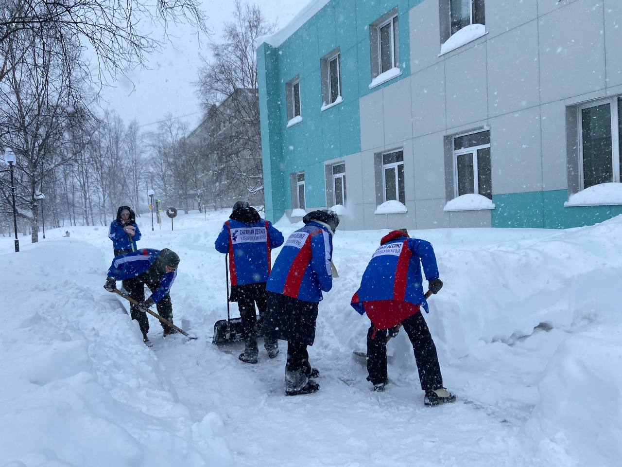 "Снежный десант" от Российских студенческих отрядов вышел на улицы Ванино!   Студенты-волонтеры приехали в Ванино для работы по проекту "Росмолодежи", в первый же день взялись за лопаты и помогают чистить снег в поселке.    Поработали возле детского сада "Веточка", на территории дворца спорта и районного Дома культуры, помогли почистить подход к дому пожилой жительнице Финского микрорайона.    Завтра к ним присоединится ванинская молодежь - впереди несколько дней совместной работы.   Полезное дело объединяет людей!