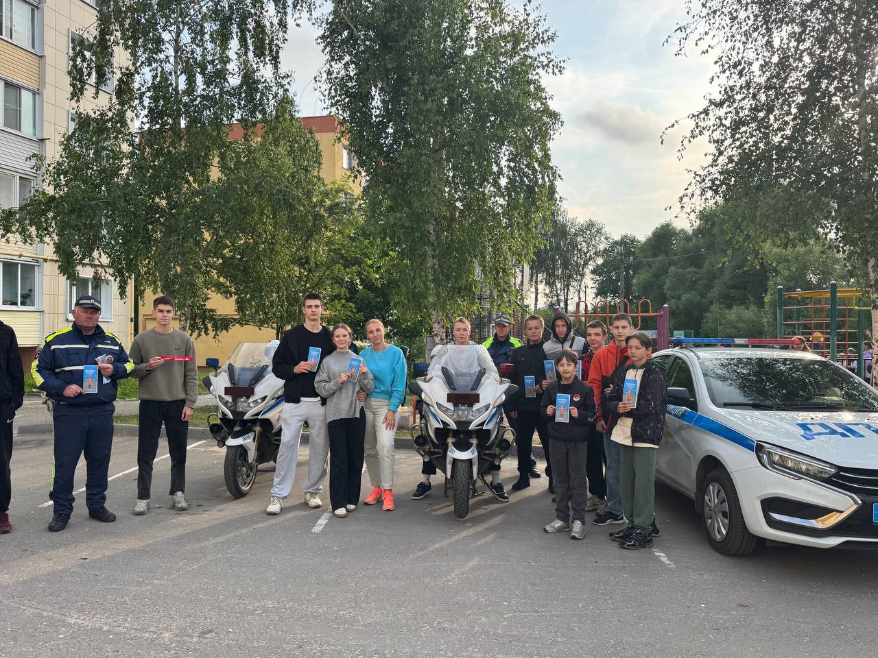 В Луховицах прошел рейд по профилактике ДТП с участием мототехники С целью предупреждения дорожно-транспортных происшествий с участием мототранспорта Госавтоинспекция провела профилактический рейд в Луховицах. Автоинспекторы провели профилактические беседы с несовершеннолетними водителями, напомнив им о строгом соблюдении Правил дорожного движения. Мероприятие, которое прошло в п. Белоомут, популярном месте отдыха жителей округа, поддержали представители администрации и инспекторы 6 батальона 2 полка ДПС южный . В ходе бесед полицейские разъясняли несовершеннолетним и их родителям правила управления мототранспортом, а также ответственность за нарушение ПДД, уделив особое внимание теме питбайков. В завершение мероприятия участникам вручили тематические памятки, разработанные ГУОБДД МВД России.