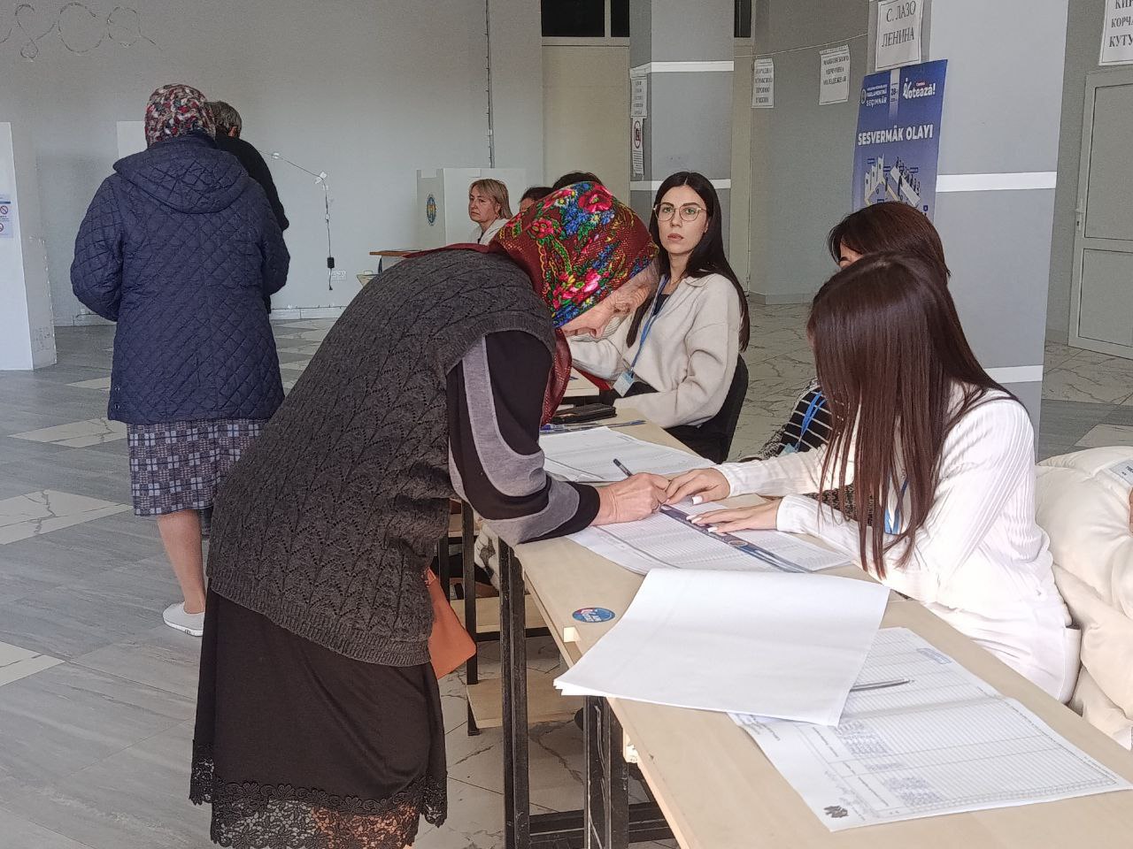 Казаклия голосование проходит активно и без нарушений В селе Казаклия на избирательном участке 36 39 голосование идёт в штатном режиме Председатель участкового избирательного бюро Татьяна Быиклы сообщила что процесс проходит без проблем а для избирателей которые не могут прийти на участок работает выездная урна Наш корреспондент  Подпишись на GRT