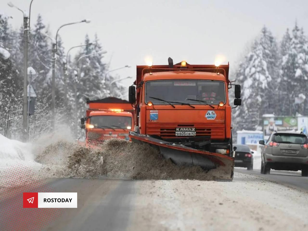 Зимой на дорогах Ростовской области будут работать 550 единиц спецтехники: роторные снегоочистители, бульдозеры, тракторы и погрузчики, рассказали в министерстве транспорта региона.  Для борьбы с гололёдом заготовлено более 170 тысяч тонн реагентов. С 1 ноября на дорогах дежурят круглосуточные бригады, готовые быстро реагировать на изменение погоды.    Новости Ростова