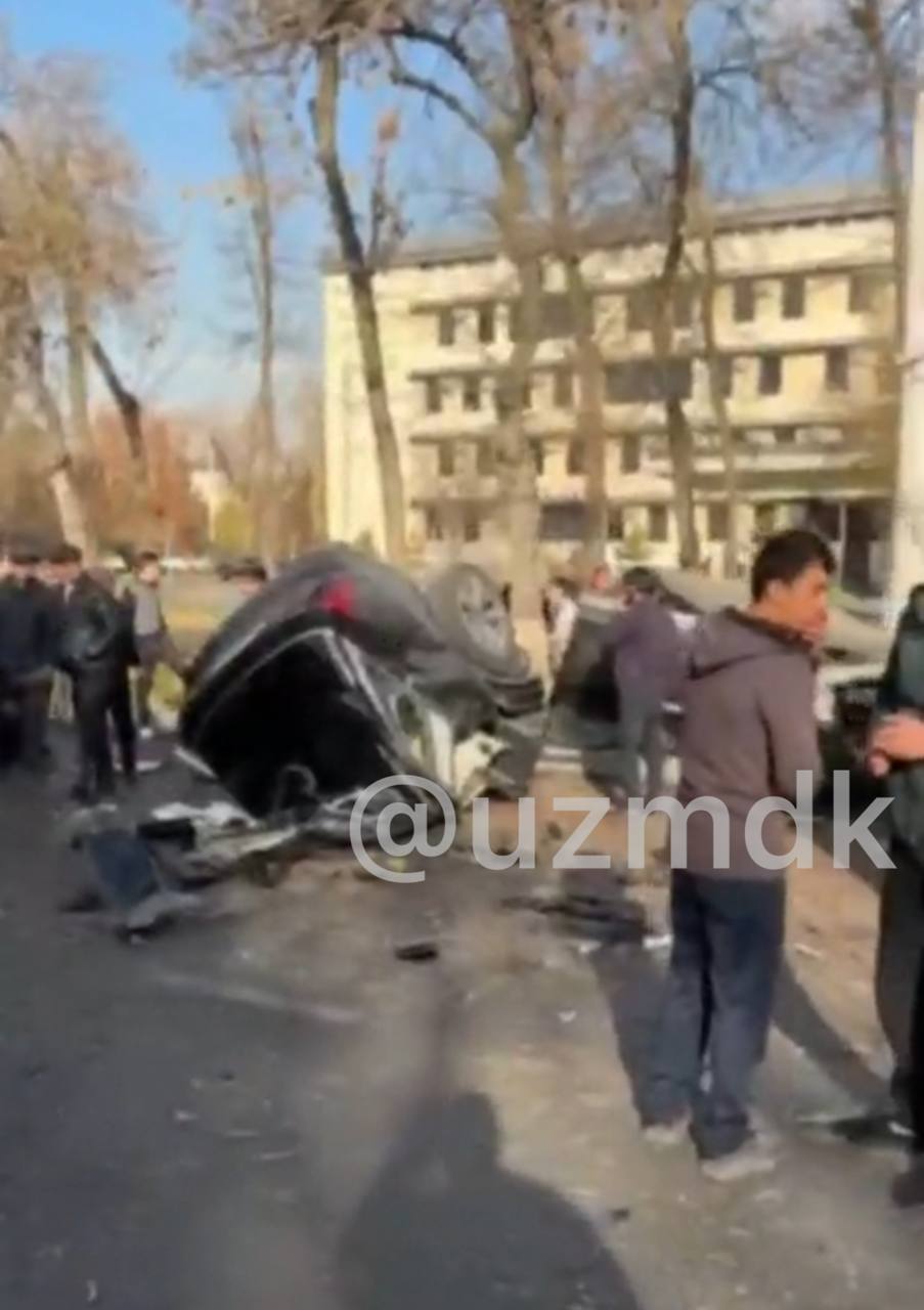 Страшная авария в Ташкенте электромобиль Hongqi разорвало на две части после мощного удара В столице произошло жесткое ДТП автомобили BYD и Hongqi буквально разорвало надвое после мощного удара Машины превратились в металлолом кадры шокируют Не превышайте скорость на дорогах Подпишитесь и следите за актуальными новостями на нашем канале   telegram me joinchat AAAAAEEdc qam7052mnXKA