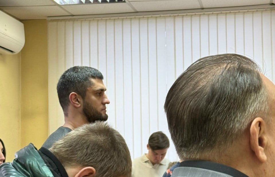 В Екатеринбурге вынесли приговор Роману Штадлеру стрелявшему у храма Большой Златоуст Ленинский районный суд приговорил его к 2 годам и 2 месяцам лишения свободы в колонии поселении Защита настаивала на том что в действиях мужчины нет состава преступления он был в хорошем настроении выстрелил и сразу убрал оружие не угрожая никому конкретно Адвокаты подчеркивали что прохожие не испытывали страха Гособвинение придерживалось иной позиции В обвинительном заключении действия Штадлера квалифицировали как грубое нарушение общественного порядка выражающее явное неуважение к обществу и совершенное с угрозой применения насилия Потерпевшим по делу был признан автомобилист проезжавший мимо в момент выстрела Мужчина испугался Ленинский районный суд Мы в Max Мы в VK Мы в Дзен