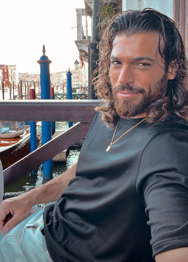 В Стамбуле минувшей ночью в рамках антинаркотической операции Рассвет задержан популярный актер Джан Яман   t me seriesmania По данным прессы запрещенные вещества были обнаружены при обыске в ночном клубе Звезда доставлена в Центр судебной медицины для сдачи анализов Ему как и ряду других знаменитостей инкриминируют не только употребление но и возможную контрабанду Дело может обернуться серьезным тюремным сроком   t me seriesmania