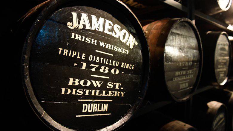 Известный алкогольный бренд решил вернуться в Россию Ирландская компания Irish Distillers производитель виски Jameson зарегистрировала в России в качестве товарного знака название виски и цветовое оформление бутылки в которой оно продается Французский алкогольный конгломерат Pernod Ricard владеющий компанией Irish Distillers в 2023 году объявил о прекращении поставок продукции в РФ и закрыл представительство Обе заявки на регистрацию товарных знаков подали из Ирландии в мае Федеральная служба по интеллектуальной собственности Роспатент зарегистрировала их в ноябре Знаки зарегистрированы по одному классу алкогольные напитки эссенции и экстракты bisrub