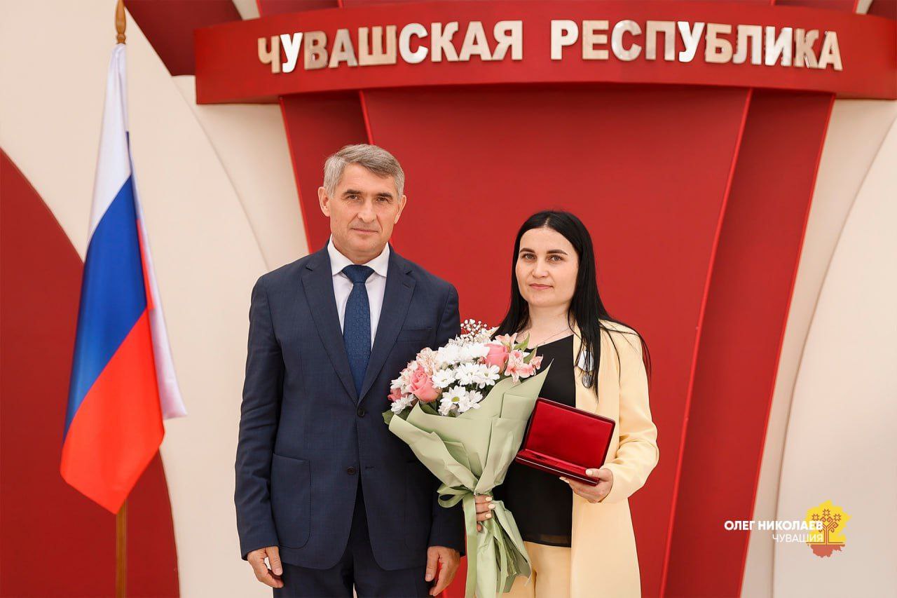 Многодетной матери Чувашии вручена медаль «За спасение погибавших» Сегодня представители различных профессий и специальностей, а также многодетные матери получили федеральные и региональные награды из рук Главы Чувашии Олега Николаева. Среди них – Надежда Цветкова, смелая и решительная многодетная мама, проявившая исключительное мужество, спасая тонущих детей на Волге. Указ о награждении медалью «За спасение погибавших» подписал Президент Владимир Путин. Олег Николаев выразил гордость за земляков и поблагодарил их за труд, отвагу и любовь к родной земле.
