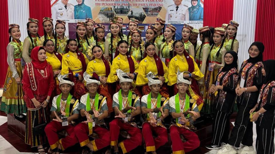 Юные танцоры из Бурятии покорили фестиваль в Индонезии Школа Уян Бэлиг при театре танца Байкал вернулась с блестящей победой с международного фестиваля конкурса Adventure Culture 2025 Он проходил в Индонезии с 20 по 30 ноября На престижном творческом состязании где выступали коллективы из Малайзии Индии Панамы Мозамбика Мадагаскара Мексики и Зимбабве юным артисткам из Бурятии выпала честь представлять Россию Их яркое и самобытное исполнение покорило зрителей и строгое жюри которое присудило им второе место в общекомандном зачете Кроме того воспитанницы школы показали блестящий личный результат заняв первое и второе места в сольных выступлениях   поздравляем   Канал Ариг Ус в MAX