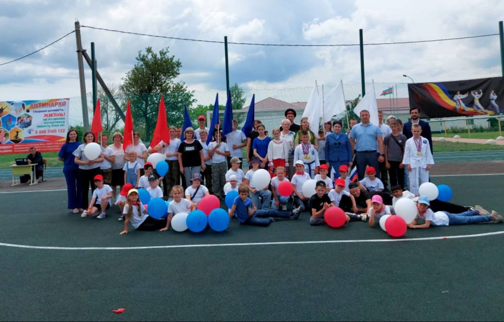 Сегодня в школе № 19 ст. Александроневской открыли современную универсальную спортивную площадку  Она разделена на несколько секторов. Дети смогут играть на ней в мини-футбол, волейбол, баскетбол, гандбол. Можно будет заниматься и лёгкой атлетикой.  Многофункциональная спортивно-игровая площадка построена за счет средств районного бюджета в рамках муниципальной программы «Развитие образования».   Фото: администрация Бейсугского поселения    Власть Советов