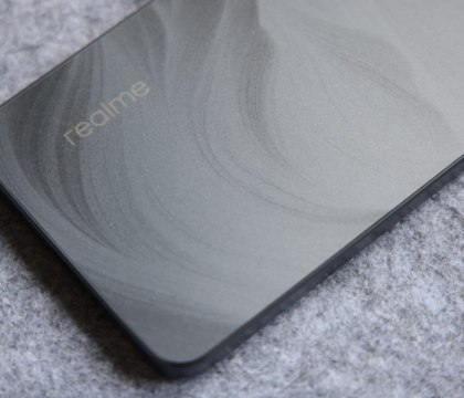 realme 15T впервые показали на фото характеристики подтверждены GSMArena В интернете появилась живая фотография пока еще не представленного смартфона realme 15T сообщает GSMArena Снимок не только показывает дизайн передней панели но и подтверждает характеристики ранее раскрытые инсайдерами