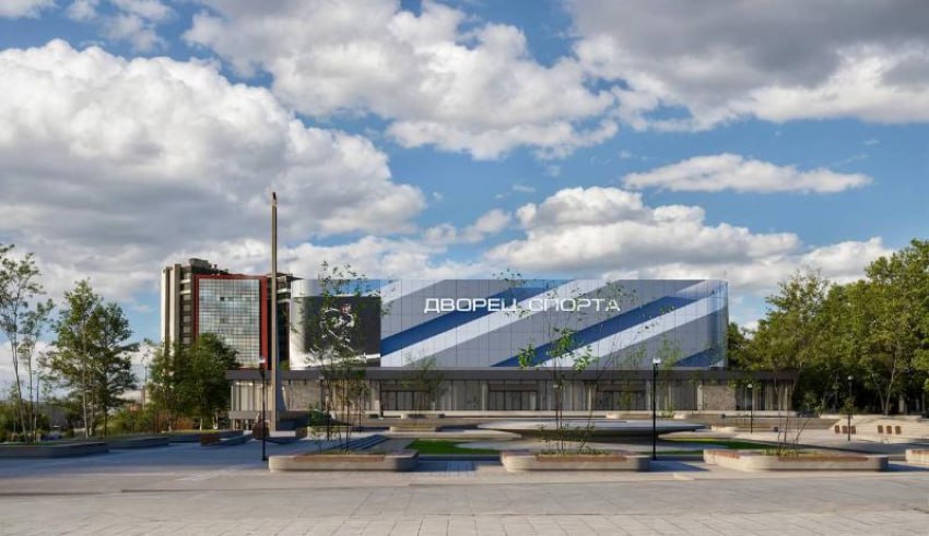 В Ростове завершают капремонт Дворца спорта. До открытия осталось два месяца. Капитальный ремонт Дворца спорта в донской столице близится к завершению — строительная готовность объекта достигла 95%. Об этом рассказали власти региона во время выездной проверки. На объекте заканчиваются отделочные работы, оборудование почти полностью установлено. В ближайшие недели начнутся комплексные испытания. По плану, всё должно быть готово через два месяца. После открытия здесь будут проводить соревнования по гандболу, хоккею, фигурному катанию, мини-футболу и другим видам спорта. Особо подчеркнули, что удалось сохранить исторические элементы фасада — барельефы, стелу и колонну с именами олимпийских чемпионов. Более того, на колонне появятся и новые имена. Возле здания идёт благоустройство: появится парковая зона, светомузыкальный фонтан и экстрим-парк. По поручению главы региона Юрия Слюсаря, экстрим-парк должен стать одним из самых современных и полноценных в стране — с трассой для паркура, скейт-площадкой, воркаут-зоной и танцполом с трибунами и мультимедийным экраном. Подписаться