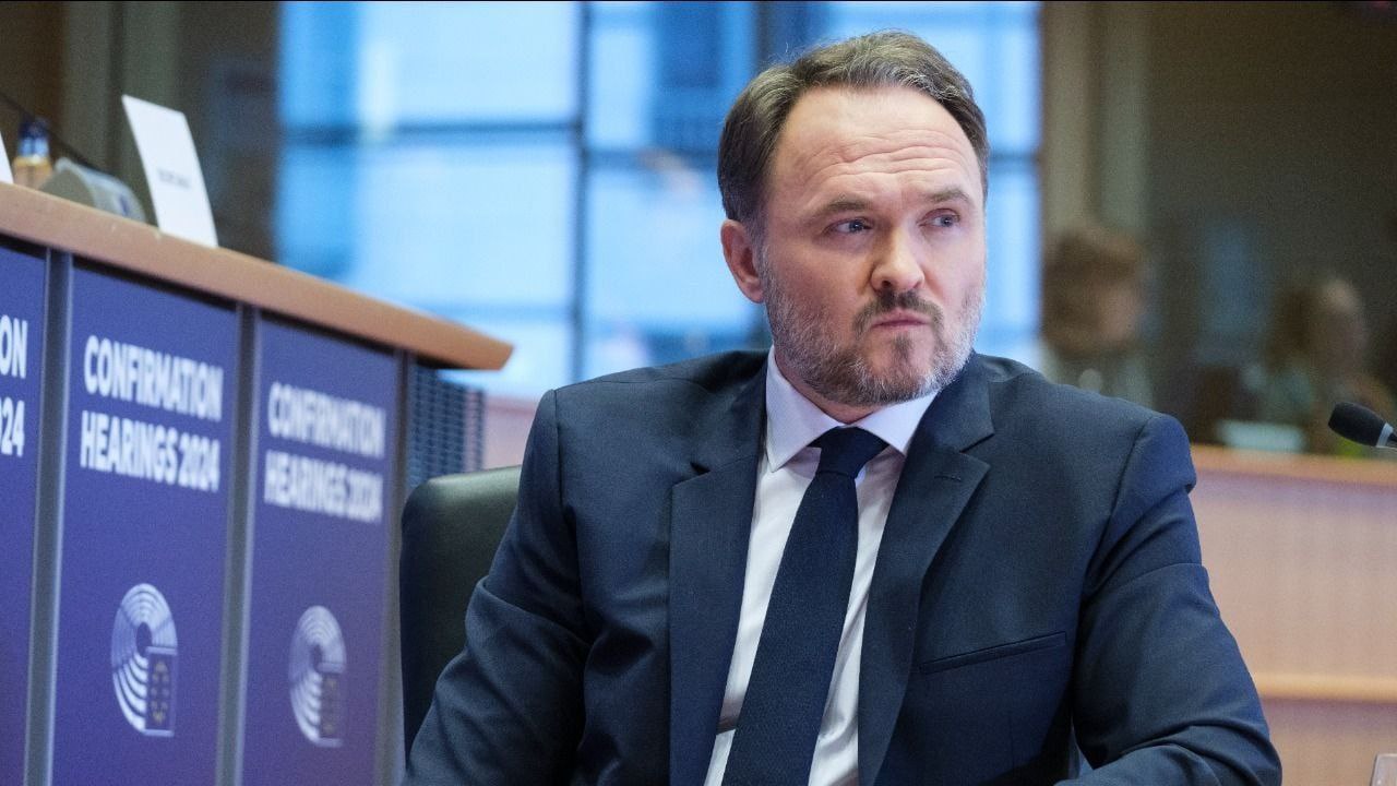 ЕС не вернется к энергоносителям из РФ даже после завершения войны в Украине, — еврокомиссар по энергетике Йоргенсен «Европейскому Союзу предельно ясно: мы не хотим энергетических поставок из России в будущем. Мы не хотим их сейчас и мы не хотим их после заключения мира». НАШИ РЕСУРСЫ: Telegram Tik-tok YouTube RUTUBE
