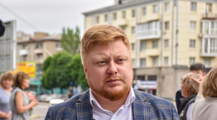 Экс министр образования и науки ЛНР Иван Кусов стал новым заместителем председателя Правительства Республики Об этом в ходе прямой линии сообщил Глава ЛНР Леонид Пасечник Вице премьер будет курировать вопросы молодежной политики культуру спорт образование и науку