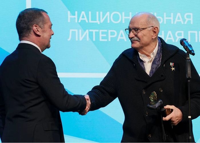 Никита Михалков получил гран при литературной премии Слово и денежное вознаграждение в размере 3 миллионов рублей Приз режиссёру вручил Дмитрий Медведев