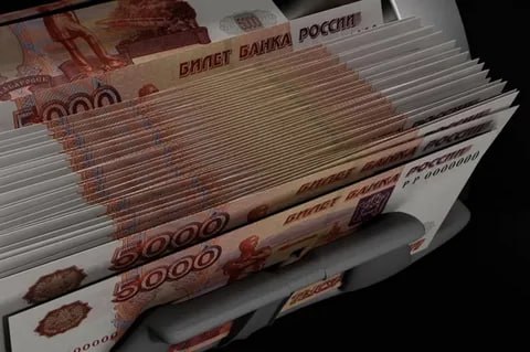 Фондовый рынок лучший инструмент для вложения денег Заместитель министра финансов России Иван Чебесков в интервью Комсомольской правде заявил что для долгосрочного инвестирования фондовый рынок становится оптимальным инструментом Мы готовим различные изменения и стимулы новые инструменты на фондовом рынке С точки зрения долгосрочных планов фондовый рынок наилучший инструмент для вложения денег Он дает возможность на длинных сроках обогнать инфляцию и ставки по депозитам сказал Чебесков в интервью По его словам высокие ставки по вкладам в последние годы приучили россиян зарабатывать на своих деньгах Но стоит отметить что ставки постепенно будут снижаться В этой ситуации фондовый рынок открывает больше возможностей для роста капитала Граждане привыкли если есть свободные деньги положил их под процент и получаешь доход В этом году только вклады принесут россиянам 8 9 трлн рублей уточнил Чебесков Замминистра также отметил что граждане все чаще ищут альтернативу традиционным депозитам Часть денег уйдет в недвижимость но все больше россиян смотрят на биржевые инструменты