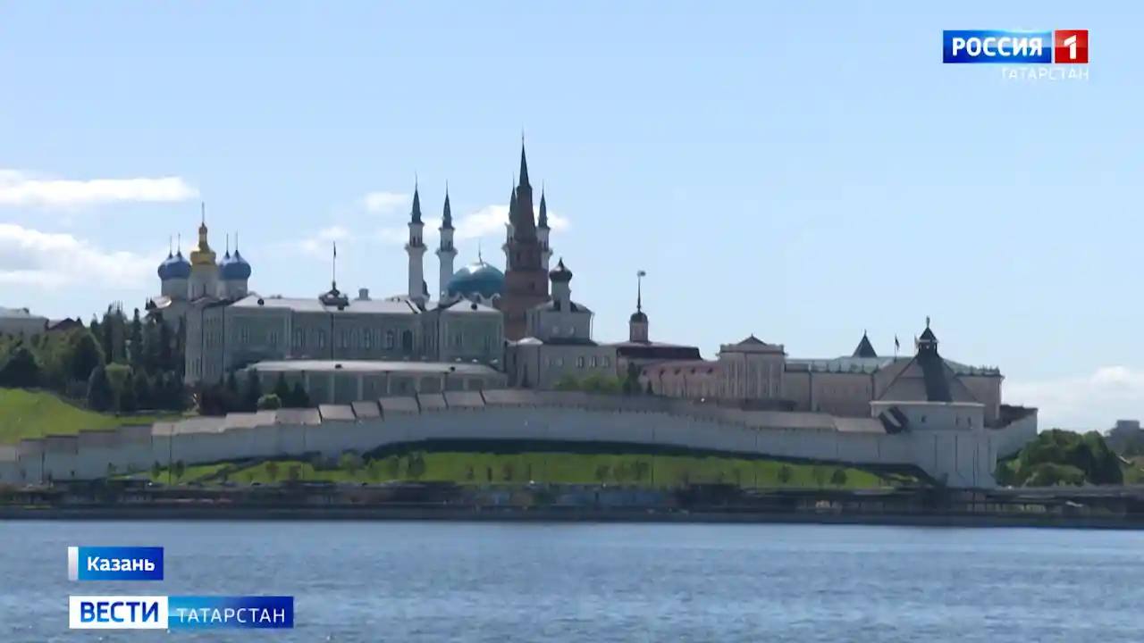 Стало известно, какая будет погода на майские праздники в Татарстане Специалисты Гидрометцентра Татарстана уточнили прогноз погоды на предстоящие майские праздники. Так, с 1 по 3 мая в республике ожидаются сильные порывы ветра, достигающие 15-18 м/с, а также дожди. В ночь на 1 мая температура воздуха в Татарстане понизится до +2…+7 градусов, а в дневное время не превысит +8…+13 градусов. Ночью и утром 2 мая температура вновь упадет до 0…+5 градусов, местами возможны заморозки на почве до -3 градусов. Днем воздух прогреется до +8…+13 градусов, а на юге и востоке республики температура может достигнуть +18 градусов. В ночь на 3 мая в Татарстане ожидается дальнейшее понижение температуры до +2…+4 градусов, местами на почве возможны заморозки до -1 градуса. В дневные часы температура будет колебаться в пределах +10…+12 градусов. По предварительным данным, 4 и 5 мая в некоторых районах республики пройдет небольшой дождь, однако температурный фон начнет постепенно повышаться. Так, 4 мая температура в дневное время составит +15…+20 градусов, а 5 мая — от +17 до +22 градусов. Подписаться Сообщить новость