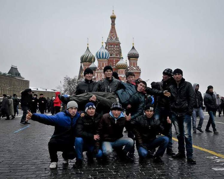 Жительницу Владивостока оштрафовали за ненависть к мигрантам Во Владивостоке девушку оштрафовали по статье о возбуждении ненависти после того как её комментарий под публикацией о преступлениях мигрантов признали разжигающим вражду По данным прокуратуры сотрудница одной из грузовых компаний увидела в двух популярных Telegram каналах сообщения о нарушениях которые якобы совершили приезжие из Средней Азии и под влиянием эмоций оставила резкий комментарий Лингвистическая экспертиза ВГУ установила в тексте признаки унижения группы лиц после чего прокурор Ленинского района возбудил дело по ст 20 3 1 КоАП В суде О признала что писала на эмоциях однако судья Наталья Нефёдова всё же назначила ей штраф 10 тысяч рублей Прокуратура подчёркивает что подобные комментарии в сети также подпадают под административную ответственность Подписаться забустить