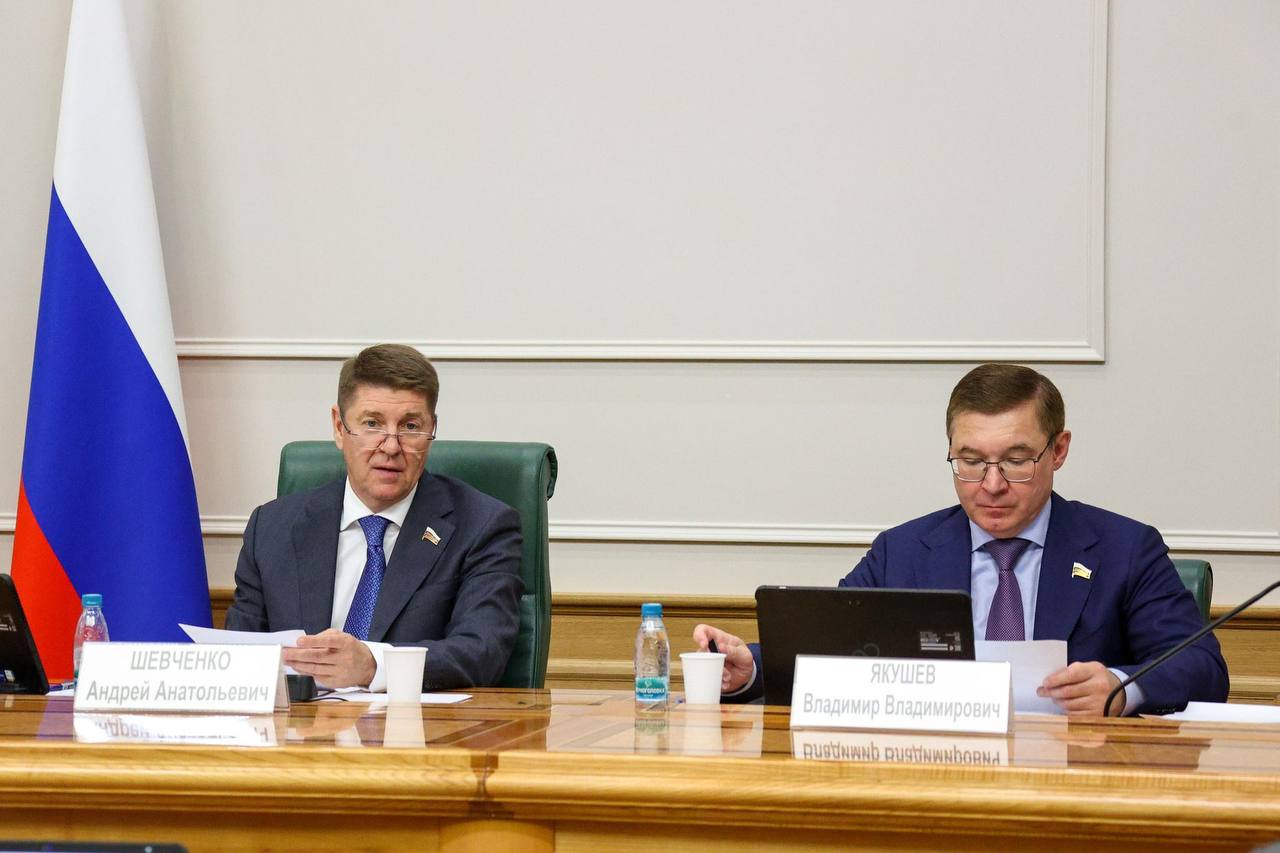 Провел заседание Комитета, на котором рассматривались два важных законопроекта, касающихся внесения поправок в законодательство в жилищной сфере и в области энергетики. В жилищной сфере предлагается внести изменения в законодательство, предусматривающие возможность денежной компенсации гражданам, выселяемым из жилых помещений, при наличии определённых оснований. Для определения размера выплат предлагается применять нормы нормативных актов Правительства РФ либо регионов страны. Законопроектом предусмотрено предоставление жилья членам семьи собственника изымаемого помещения, которые ранее отказывались от приватизации и утратили своё жильё вследствие изъятия земельного участка для государственных или муниципальных нужд. Они смогут претендовать на получение нового жилья вне очереди при соблюдении ряда условий, включая отсутствие иного подходящего места жительства и наличие статуса нуждающегося в жилье. В сфере энергетики предлагается сформировать единую практику проведения энергосервисных мероприятий в многоквартирных домах и повысить заинтересованность собственников помещений в проведении мероприятий по повышению энергоэффективности общего имущества. Проекты федеральных законов, одобренные нами сегодня, позволят укрепить защиту социальных гарантий граждан, обеспечить справедливые механизмы расселения и создать стимулы для улучшения экологической обстановки в стране.