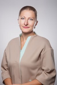 Директор депздрава ХМАО Паськов продолжает обновление команды главврачей. Подтвердилась информация об отставке руководителя ОКБ Ханты-Мансийска Елены Кутефа. Она уходит в отпуск с 4 августа, а с 1 сентября выходит на пенсию. «Она проработала в системе здравоохранения Югры более 25 лет, из них более 8 лет возглавляла крупнейшее медицинское учреждение округа. Исполнение обязанностей главного врача временно возложено на Игоря Панова, заместителя руководителя по анестезиологии — реаниматологии», — сообщили «Погонам» в депздраве.  Окружные власти уже объявили конкурс на включение в кадровый резерв. Источники ПиГ отмечали, что Панов, который несколько месяцев назад переехал в Югру из Тюмени  он работал в ОКБ-2 вместе с главой депздрава Романом Паськовым , может сменить Кутефу. Ранее пост покинул глава Сургутского травмцентра Гарайс, а также главврач онкобольницы Нижневартовска Загинайко. Самым первым поста после громкого скандала лишился главврач больницы родного города Паськова  Мегиона  — Чечиков.  Главный политический канал Урала    депздрав ХМАО