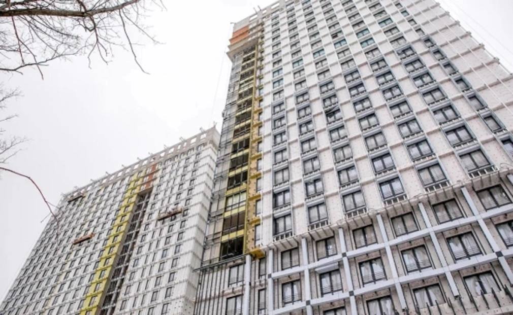 Минстрой Башкирии снизит среднюю рыночную стоимость жилья Минстрой Башкирии планирует установить среднюю рыночную стоимость одного квадратного метра жилья в республике на четвертый квартал 2025 года на уровне 115 686 руб Это на 176 руб или на 0 15 ниже установленного норматива на третий квартал Проект приказа министерства размещен для обсуждения и экспертизы Ранее такую стоимость квадрата жилья для региона утвердил федеральный Минстрой Средняя рыночная стоимость жилья определяется министерством раз в квартал для регионов ее используют для расчетов субсидий на улучшение жилищных условий предназначенных для льготных категорий граждан В частности на ее основе рассчитываются размеры выплат для малоимущих молодых семей и др РБК Уфа