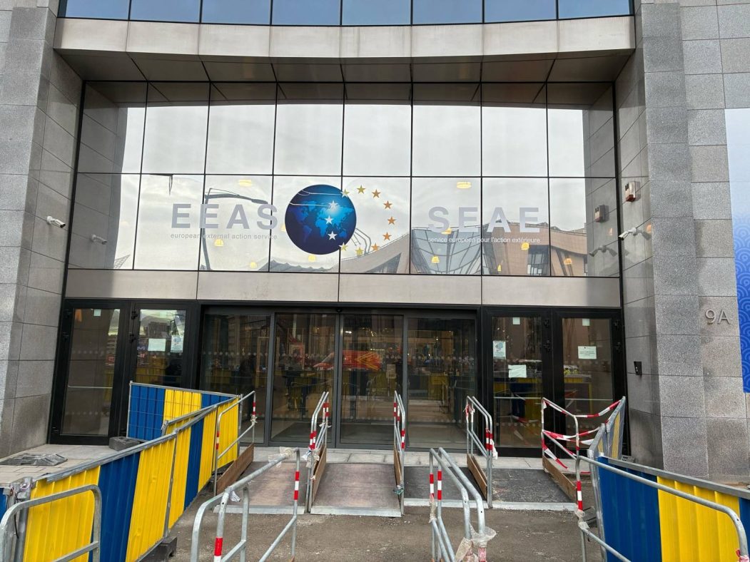 Анекдот дня полиция Бельгии проводит обыски в штаб квартире дипломатической службы ЕС которой руководит Кая Каллас Сообщается что нескольких чиновников арестовали по обвинениям в коррупции и мошенничестве при закупках помимо офиса рейды на чиновников проходят и в других частях страны Ранее Кая Каллас заявила что коррупционный скандал на Украине не повод прекращать поддержку Зеленского