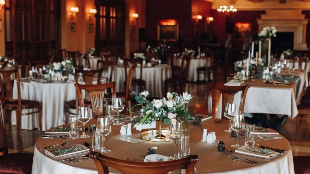 Прекратите крайности президент Кыргызстана требует остановить прессинг на кафе и рестораны Всё началось с того что кафе ресторанам барам клубам и банкетным залам Бишкека запретили проводить любые мероприятия после 22 00 Распоряжение вынесла столичная мэрия Также должны быть отключены все энергоёмкие приборы плиты печи обогреватели Громкая музыка яркое освещение и любые действия способные нарушить ночной покой горожан тоже под запретом Исключение объекты которые находятся вдали от жилых домов им разрешили работать на электрогенераторах но строго в рамках закона О тишине который действует в Кыргызстане с декабря 2024 года Он не ограничивает проведение мероприятий в ночное время но запрещает громкую музыку после 22 00 На нововведение отреагировал Садыр Жапаров В своём фейсбуке он напрямую обратился к мэрам Бишкека и Оша и потребовал прекратить крайности Президент объяснил что цель поручений заключалась в наведении порядка в шумных ночных клубах и банкетных залах где собираются сотни человек На деле проверки затронули даже кафе и фастфуд сети включая KFC Посетителей спокойно сидевших в заведениях выгоняли а предпринимателям отключали свет и воду без веских причин Предупреждаю прекратите такие крайности написал президент Он напомнил что экономить электроэнергию нужно в первую очередь в госучреждениях которые по привычке держат освещение включённым круглосуточно А к небольшим заведениям не нарушающим закон Жапаров призвал не подходить вообще Такие действия чиновников лишь подрывают доверие к властям и вредят бизнесу Не приходите и не мешайте их деятельности заявил Жапаров Фото Freepik t me orda kz