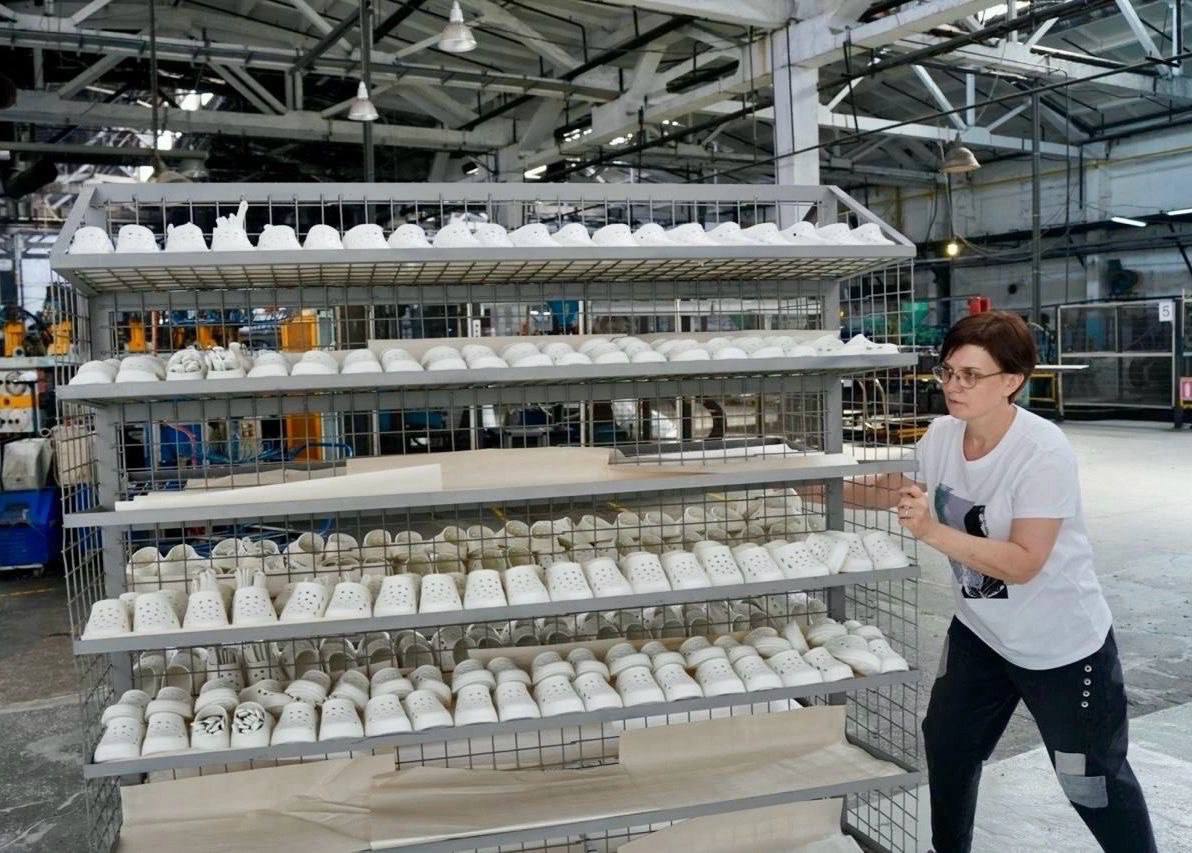 Астраханская область вошла в число регионов-лидеров по открытию МСП в легкопроме  Астраханская область заняла третье место в стране по количеству зарегистрированных в России в первом полугодии текущего года малых и средних предприятий в сфере лёгкой промышленности. В нашем регионе появилось 17% от созданных и действующих с начала года отраслевых предприятий. Соответствующими данными поделились в Корпорации МСП.  Лидиру.т по данному показателю Дагестан – 26%, и Чечня – 20%. Следом за нами идут Забайкальский край – 15% и Карачаево-Черкессия – 14%.  14% от общего числа компаний сосредоточены в Москве, по 8% – в Московской и Ивановской областz[, 6% – в Санкт-Петербурге и 3% на Кубани.     AST-NEWS.ru
