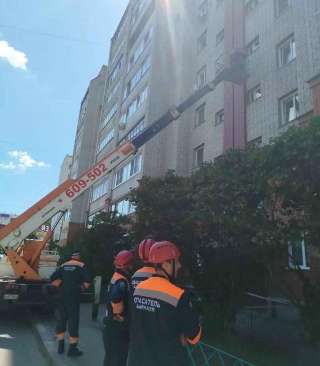Режим повышенной готовности ввели из-за отслоения фасада дома в Барнауле В Барнауле на фасаде десятиэтажного дома на улице Попова, 113 начала отходить декоративная кирпичная кладка. Информация об этом поступила 4 июня в городскую диспетчерскую службу. Дефекты заметили над подъездами №1, 2 и 3. На место сразу выехали представители районной администрации, МЧС, управляющей компании, строительной фирмы и других служб. Эксперты осмотрели фасад здания и подтвердили, что кирпич начал отслаиваться с 3 по 10 этаж со стороны двора. Никто не пострадал, эвакуация жильцов не понадобилась. Чтобы обезопасить людей, территорию у подъездов огородили. Районная комиссия по чрезвычайным ситуациям собралась на экстренное совещание и решила ввести режим повышенной готовности вокруг дома. Застройщик – компания ООО "Жилищная инициатива" – пообещал установить навесы над входами, чтобы защитить жильцов. Управляющей компании ТСЖ "Инициатива" рекомендовали убрать опасную кладку. У дома дежурят спасатели. Ситуацию держат под контролем городские и районные власти. Толк