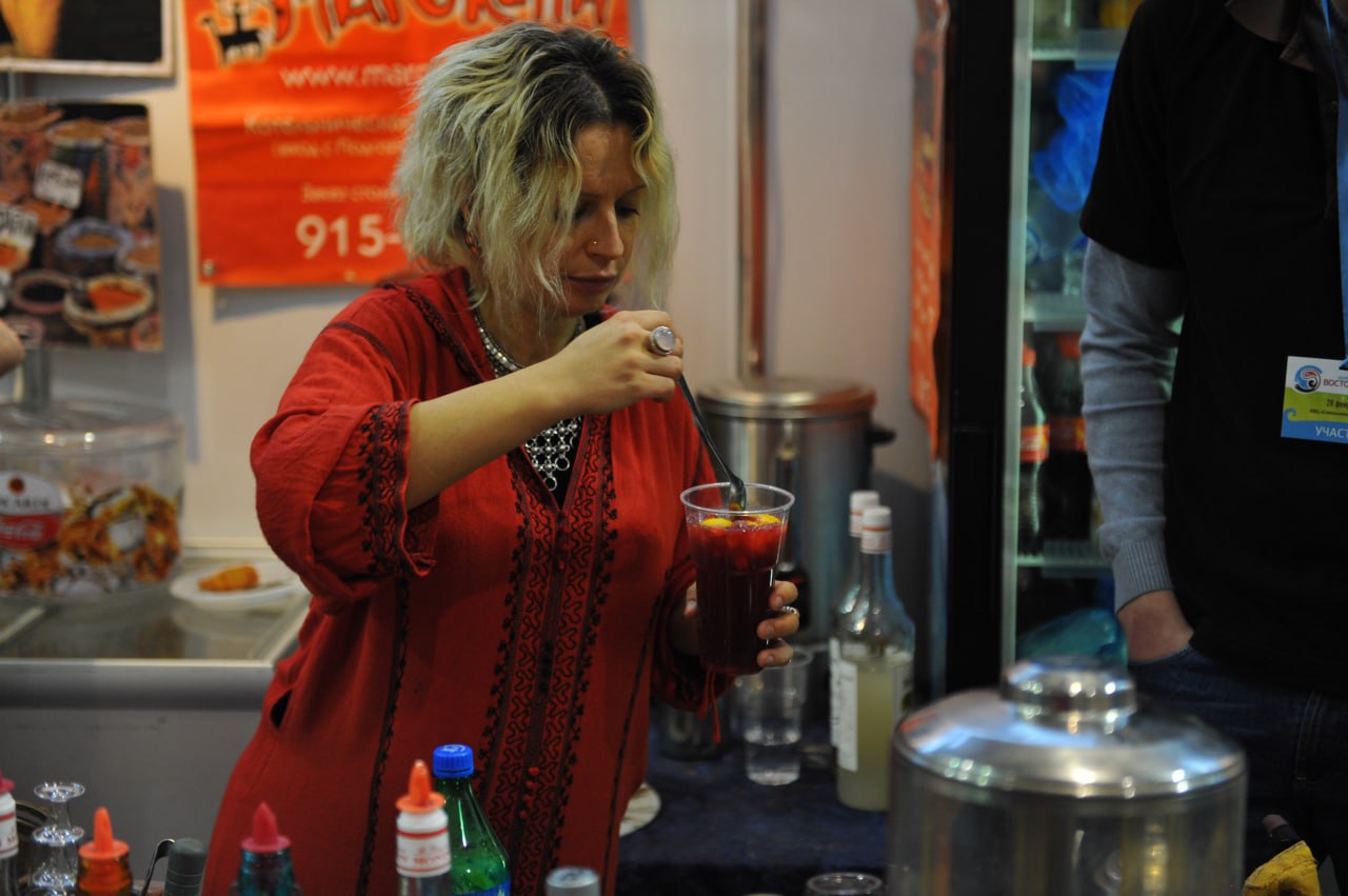 Калининград вошел в список городов России где зимой отдыхающие чаще всего ищут безалкогольный глинтвейн В топе также Санкт Петербург Сочи Казань и Новосибирск Об этом сообщает сервис 2ГИС в преддверии ноовгодних праздников Отмечается что чашка глинтвейна без алкоголя объемом 300 350 мл стоит в регионах по разному В Воронеже самый дешевый за 162 рубля Относительно недорого также в Казани 205 руб Челябинске 246 руб Красноярске 249 руб и Уфе 250 руб Дороже всего напиток стоит в Москве 398 руб В Питере просят в среднем 355 руб в Нижнем Новгороде 320 руб В Калининграде за чашечку безалкогольного теплого глинтвейна придется выложить 238 руб Пик продаж приходится на декабрьские выходные в дни ярмарок и прогулок Какие зимние напитки предпочитаете Пишите в комментариях Фото Ивин Вислов