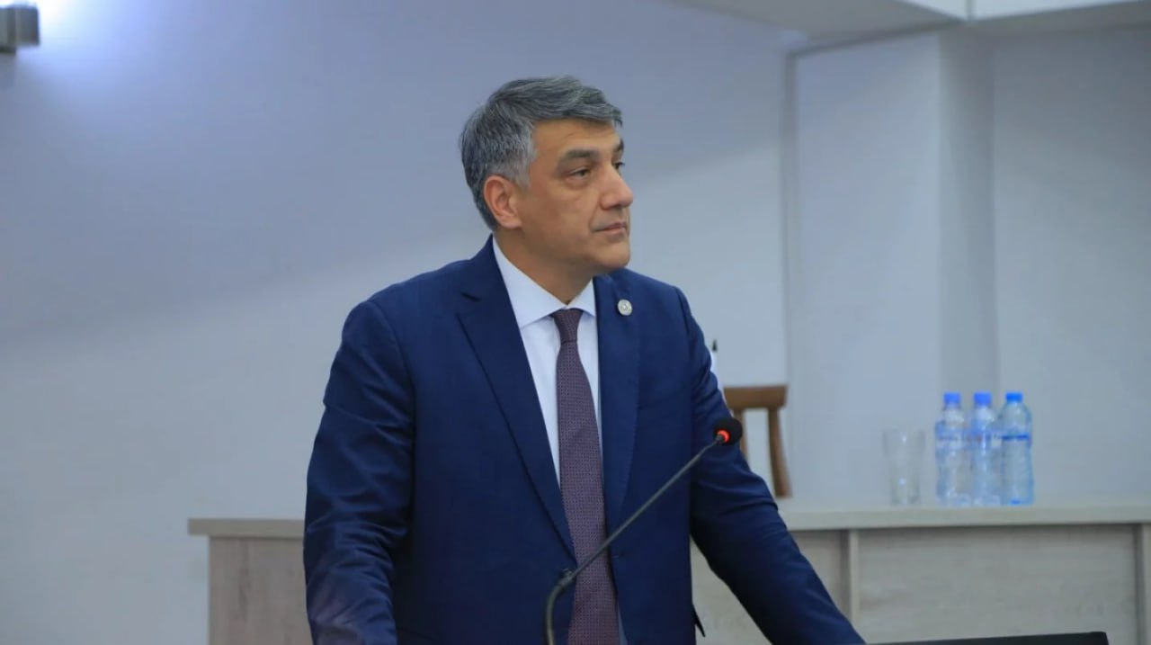 Лидер партии Миллий тикланиш Алишер Кадыров предложил усилить ответственность за продажу лекарств без рецепта депутат заявил что некоторые недобросовестные соотечественники превращают больного человека в товар