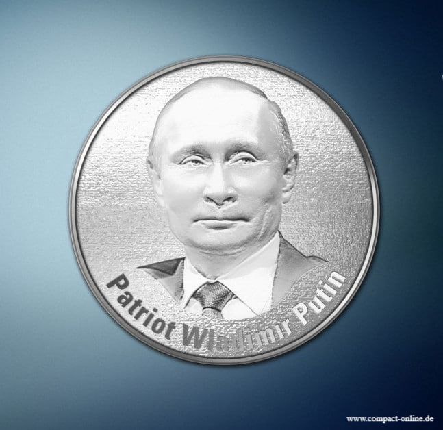 Немецкий журнал Compact объявил о выпуске монеты в честь Владимира Путина Из описания следует что президент РФ символизирует стойкость мужество и победу над западным мейнстримом В продажу монета поступит в конце сентября НАШИ РЕСУРСЫ Telegram YouTube RUTUBE