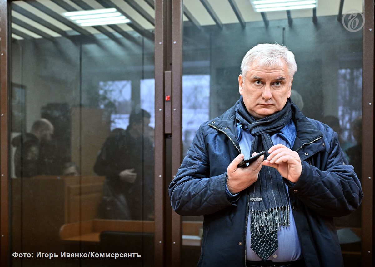 Бывший военный судья Альберт Тришкин ранивший из пистолета в августе 2024 года во время дорожного конфликта таксиста заявил в суде что готов выплатить потерпевшему компенсацию в 2 млн руб Господин Тришкин рассказал в суде что стрелять не собирался а выстрел произошел в ходе толкотни которую водители устроили после того как он вышел из своей иномарки Пистолет по его словам он нашел между гаражами и собирался сдать оружие в полицию однако после инцидента разобрал на части и выкинул где то за МКАДом Получивший ранение в ногу пострадавший требует около 5 5 млн руб Подписывайтесь на Ъ в Telegram в MAX Оставляйте бусты