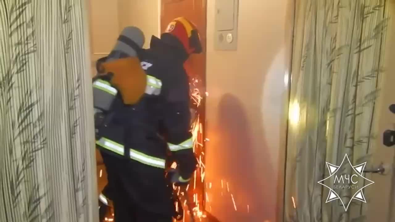 В Новополоцке спасатели МЧС эвакуировали девочку из задымленной квартиры