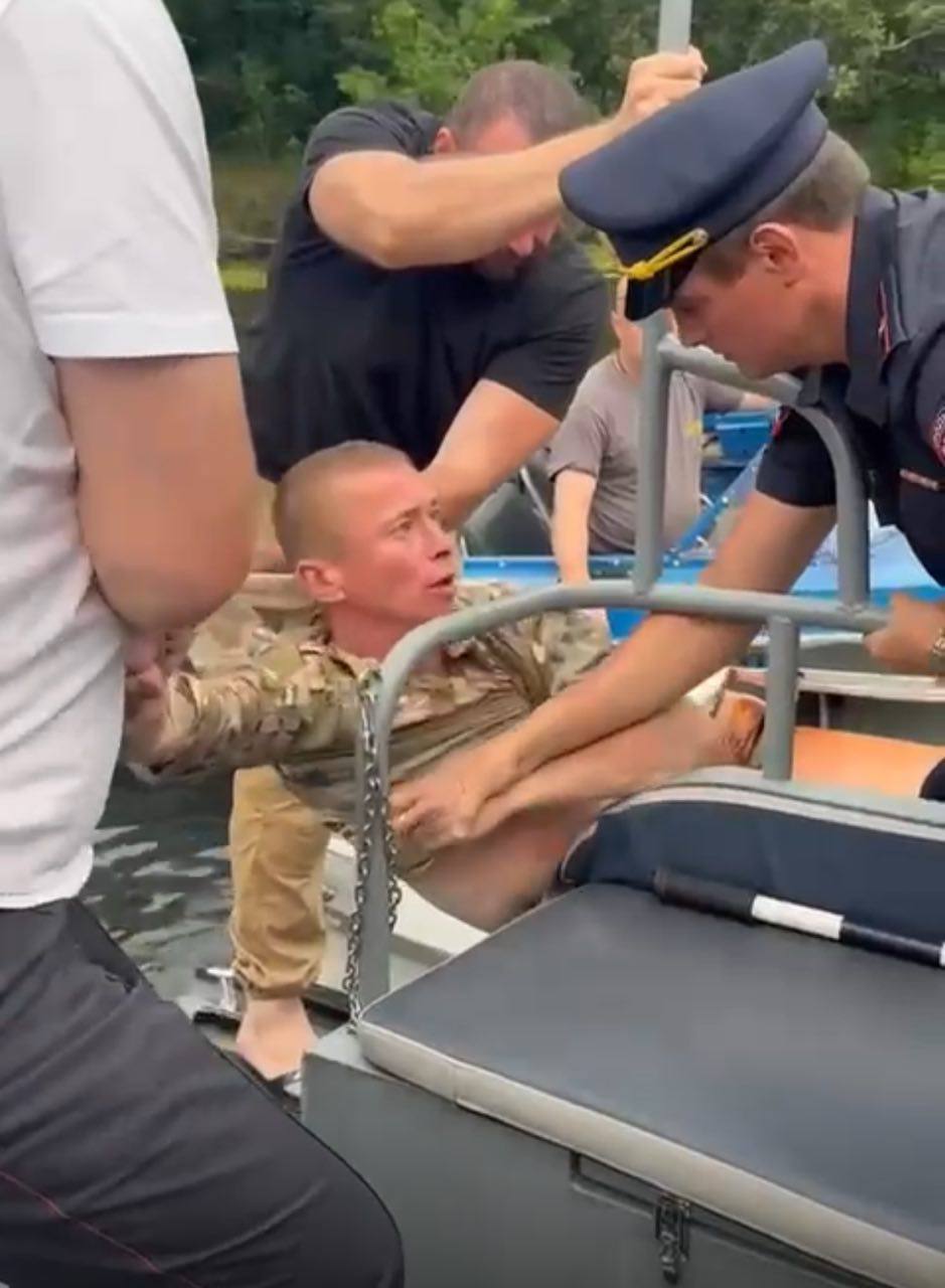 Во время рейда на реке Воронеж пьяный водитель катера оказал сопротивление полиции. Давно известно о царящей анархии на реке Воронеж. С этого года в водной артерии появились сотрудники транспортной полиции, которые системно проводят рейды. 12 июня при совместном рейдовом мероприятии с Росгвардией, Государственной инспекция по маломерным судам, Министерством природных ресурсов и экологии Воронежской области было составлено более десяти протоколов за нарушение правил использования природных ресурсов на особо охраняемых территориях. Отдельно расскажу о задержании сильно пьяного воронежца, управлявшего маломерным судном. Он оказал сопротивление, был профессионально обезврежен и доставлен в дежурную часть. По данному факту проводится проверка, маломерное судно изъято и помещено на штрафстоянку, задержанному грозит уголовная ответственность. Каждый водитель на воде должен не сомневаться в том, что при нарушение законодательства не стоит усугублять ситуацию и оказывать сопротивление сотрудникам полиции.