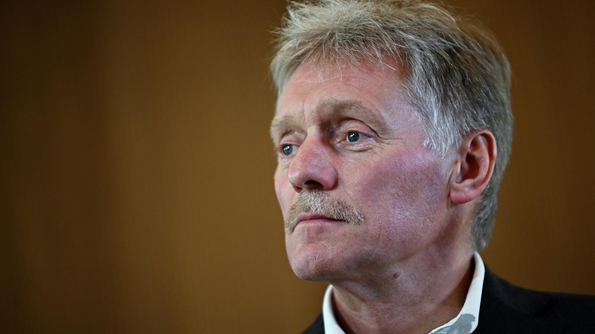 Россия заинтересована в успехе украинского урегулирования и не будет вести никакие обсуждения через СМИ заявил пресс секретарь президента РФ Владимир Песков Мы уже говорили что ради успеха процесса а мы заинтересованы в успехе мы на намерены вести эти обсуждения ред в мегафонном режиме Мы не намерены вести никакие обсуждения через средства массовой информации сказал Песков журналистам