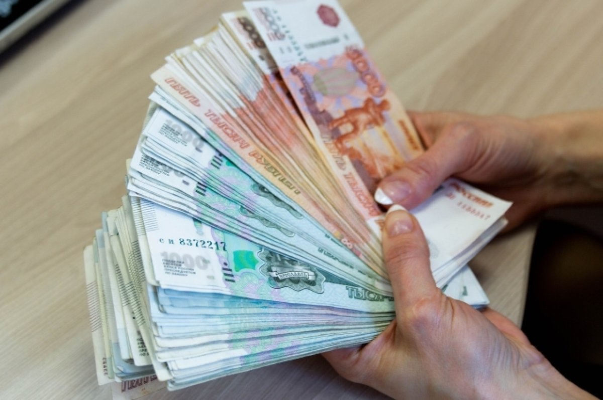 Бухгалтера хабаровской авиакомпании осудили за кражу более 7 млн рублей С мая 2018 года по декабрь 2022 года 46 летняя хабаровчанка будучи бухгалтером ООО Дальнереченск Авиа забирала деньги от продажи субсидированных билетов себе а не вносила в кассу как положено Таким образом женщина присвоила свыше 7 2 млн рублей Вину обвиняемая признала полностью Суд приговорил ее к наказанию в виде 4 лет лишения свободы условно   Будь в курсе событий