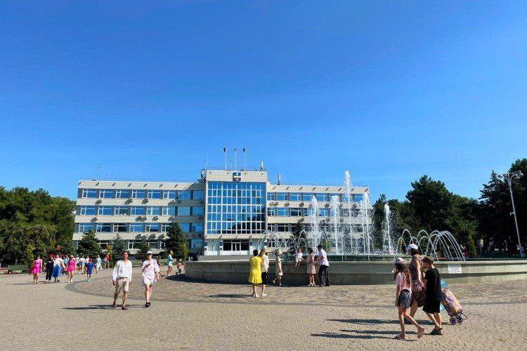 Нового мэра Анапы выберут 5 декабря 2025 года  Прием документов начнется 17 сентября и продлится до конца октября.  Напомним, 24 июня мэр Анапы Василий Швец ушел по собственному желанию. Теперь обязанности главы курорта исполняет Светлана Балаева. Ранее она занимала пост первого зама градоначальника.     Геннадий Дьячук