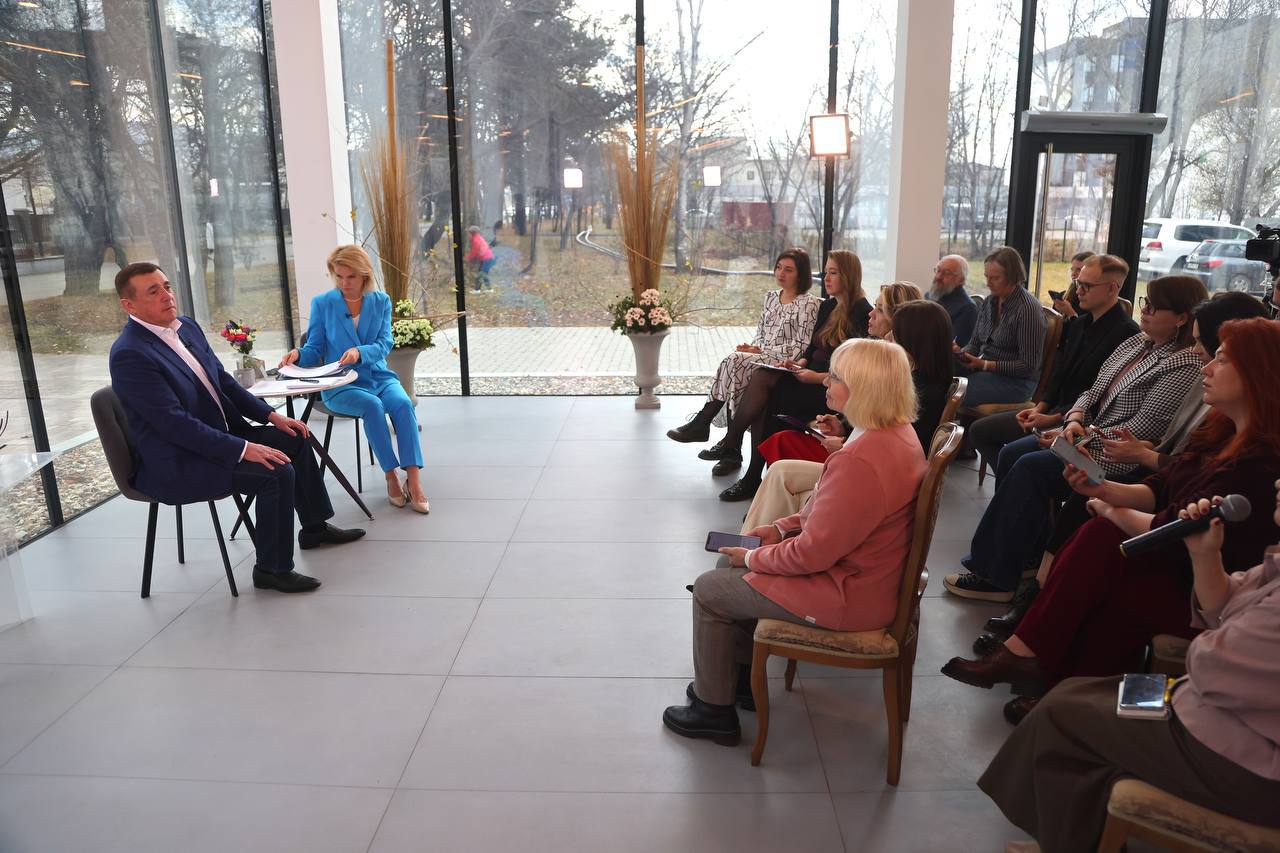 На встрече с редакторами подняли вопрос о демографической ситуации в регионе Долгое время регион сталкивался с оттоком населения прежде всего молодёжи Сейчас тенденция начала меняться По состоянию на 1 января в области проживает около 458 тысяч человек Впервые за многие годы в Сахалинской области зафиксирован небольшой но устойчивый прирост Наши молодые люди чаще остаются учиться и работать на островах также развивается приток специалистов из других регионов Мы расширяем образовательные программы поддерживаем систему профориентации и строим инфраструктуру для жизни жильё рабочие места спортивные и культурные объекты Всё это позволяет молодёжи реализовывать себя здесь дома отметил губернатор Валерий Лимаренко