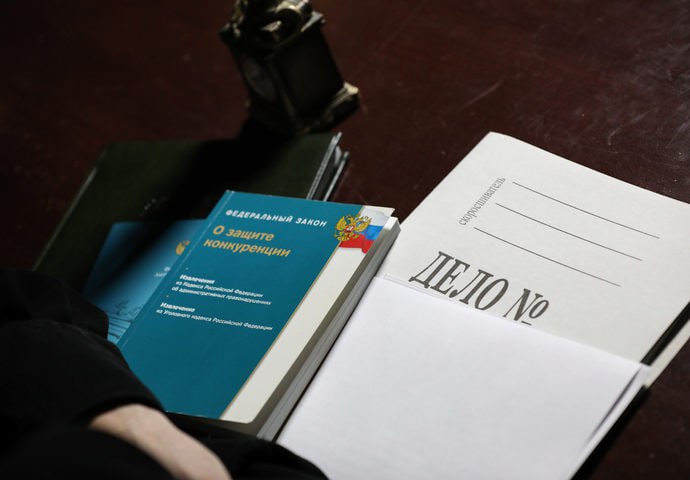 ФАС выявила картель в закупках на транспортирование ТКО в Башкирии Федеральная антимонопольная служба возбудила дело о нарушении антимонопольного законодательства в отношении ООО Южная Транспортная Компания ООО Альянс Групп ООО Чистый город ООО СпецАвтоХозяйство ООО Транслогистик ООО Экотранс и ООО Экоцентр Они подозреваются в сговоре при участии в торгах на оказание услуг по транспортированию твердых коммунальных отходов на территории Башкирии проведенных регоператором Компании добивались заключения контрактов с минимальным снижением цены По данным ФАС общая сумма начальных максимальных цен контрактов составляет 1 8 млрд рублей Участникам картеля грозят административные штрафы Обратная связь Подписаться Подписаться в Max