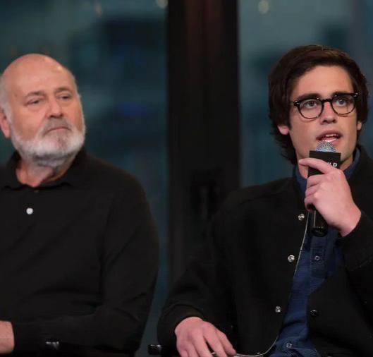 Сына Роба Райнера задержали по обвинению в убийстве родителей пишет Page Six 32 летнего сына голливудского режиссера поместили в тюрьму Паркер центр в Лос Анджелесе Сумма залога для его освобождения из под стражи составляет 4 млн долларов ВПШ