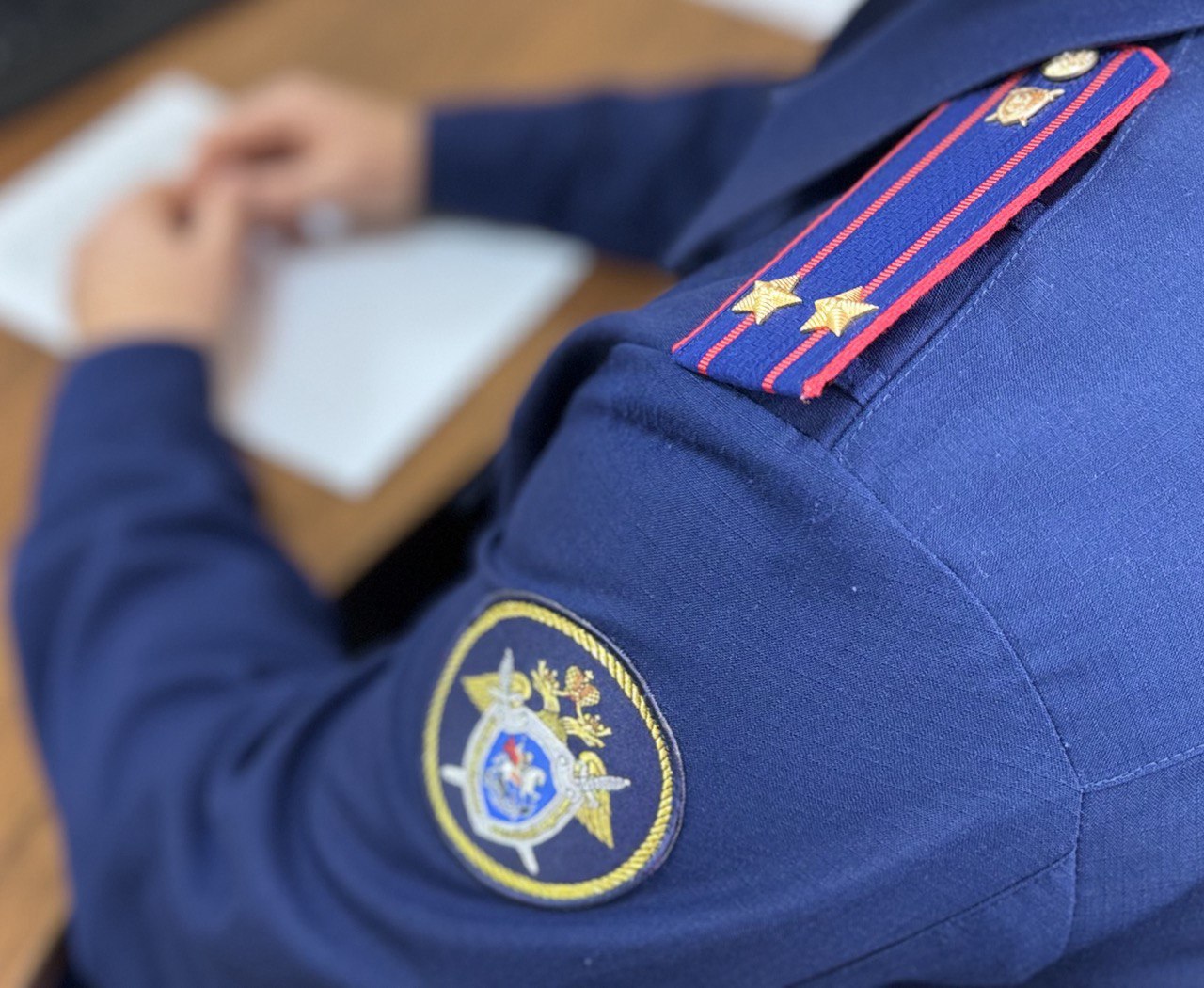 Экс начальнику ЖКХ Орска предстоит суд по обвинению в халатности при отлове бездомных животных СК завершил уголовное дело в отношении бывшего начальника управления ЖКДХТ администрации Орска Согласно данным ведомства он несмотря на множественные жалобы орчан на безнадзорных животных не принял мер к проверке ситуации и выяснению реального количества животных на улицах Таким образом администрация получила средства на отлов в недостаточном объёме А затем в 2023 2024 годах городе были зафиксированы 63 случая нападения беспризорных собак на граждан 43 из которых были детьми Уголовное дело направлено в суд СК не уточняет фамилию обвиняемого В указанный период на данной должности друг друга сменяли Валерий Михайловских и Артем Учкин Последний исполнял обязанности несколько месяцев Подписывайся на UTV Оренбуржье