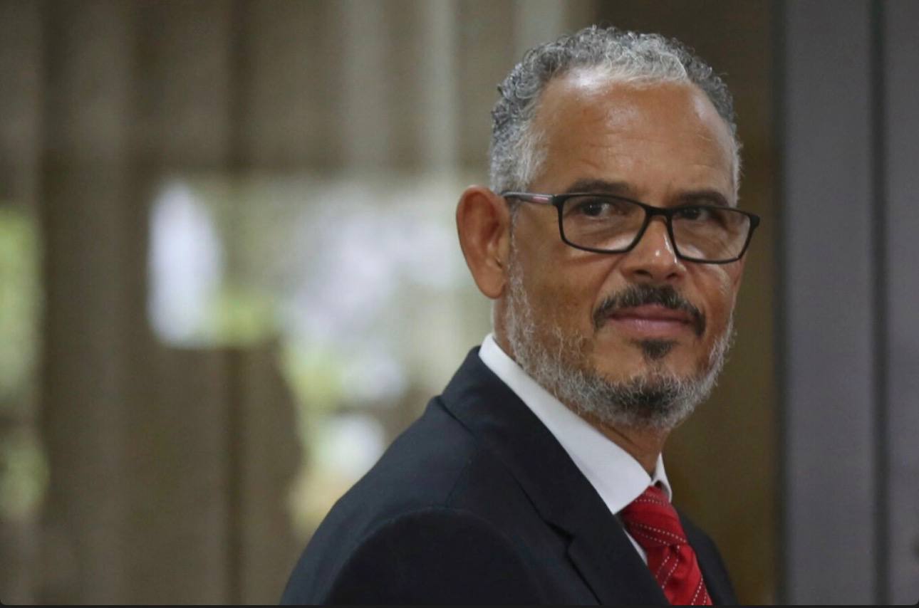 Переходный президентский совет Гаити проголосовал за отстранение от власти премьер министра Аликса Дидье Фильс Аиме О решении на пресс конференции объявили члены совета Эдгард Леблан Фильс и Лесли Вольтер Премьер министр был отправлен в отставку на фоне глубокого политического кризиса государственные институты почти не контролируют большую часть страны власть на местах захватывают многочисленные банды в то время как переходное правительство погрязло во внутренних конфликтах Примечательно и то что решение об отставке было принято наперекор рекомендациям Вашингтона который призывал руководство Гаити не усугублять ситуацию ради сохранения хотя бы видимости стабильности Теперь совет намерен назначить нового премьер министра в течение 30 дней однако эксперты склоняются к мнению что очередная кадровая перестановка не решит ключевых проблем