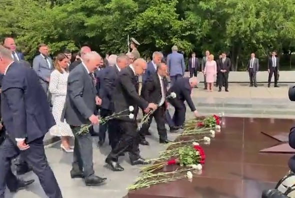 Находящаяся в Армении делегация Совфеда РФ, возглавляемая Валентиной Матвиенко, в сопровождении Спикера НС РА Алена Симояна возложила венок и цветы к Вечному огню в парке Победы Монумент . Далее делегация посетила Мемориал Геноцида армян «Цицернакаберд», где также возложила венок и цветы, почтив память невинных жертв Геноцида.