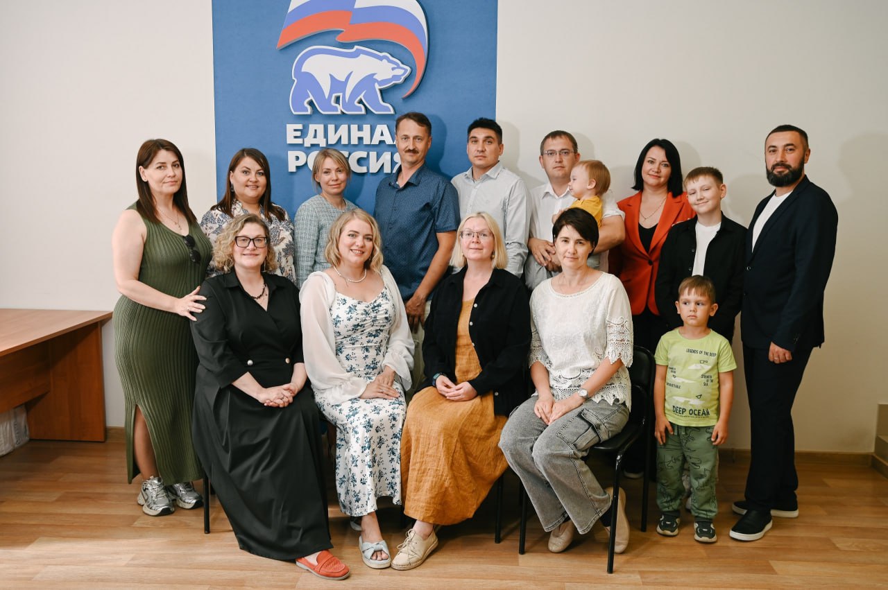 Накануне праздника Дня семьи, любви и верности член фракции «Единая Россия» областной думы, координатор партпроекта #ЕР72 «Крепкая семья» Алексей Салмин встретился с активистами «Юноны» и Совета надежных отцов в Тобольске. Участники встречи подвели промежуточные итоги работы проекта «Крепкая семья», обсудили актуальные вопросы воспитания детей, а также отметили значимую роль государственной поддержки для укрепления института семьи и брака. Депутат вручил благодарности активистам и отметил, что готов и дальше оказывать всестороннюю помощь в реализации социальных инициатив, направленных на поддержку многодетных, молодых родителей, семей участников и ветеранов СВО. Завершилась встреча совместным посещением фестиваля под открытым небом «Лето в Тобольском кремле» — одного из главных событий Тюменской области для любителей музыки. Единая Россия Тюменская область