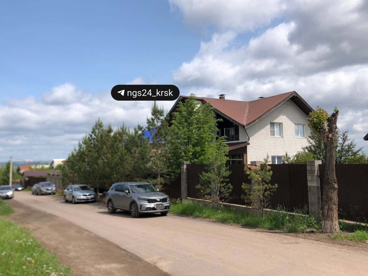 В частном доме Владислава Логинова в Октябрьском районе сейчас проходят обыски, сообщают корреспонденты с места. Внутри дома есть человек в гражданском, он в перчатках; на улице стоит человек в форме.