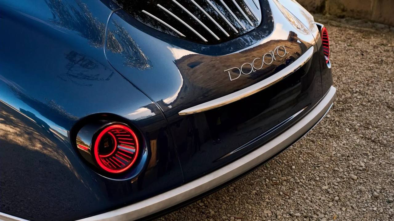 В США показали роскошный ретроэлектрокар от Dacora Motors — он будет конкурировать с Cadillac Будущая 800-сильная новинка с прогнозируемым запасом хода порядка 650 км оценена минимум в полмиллиона долларов. В будущем планируется появление гибридной версии. Салон сможет вместить от трёх до семи человек. Компания обещает множество вариантов индивидуализации интерьера вплоть до возможности регулярной замены материалов отделки. Например, менять оформление салона электрокара можно будет в зависимости от времени года или по особому случаю. Среди дополнительных опций упомянуты хьюмидор, кофе-машина, холодильник и даже декоративный садик бонсай. Приём заказов уже открыт, но срок запуска производства пока не объявлен.